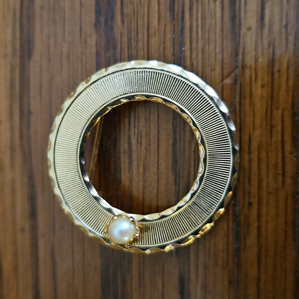Elegant Gold Tone "Circle Pin" Brooch with Pearl Accent - Vintage